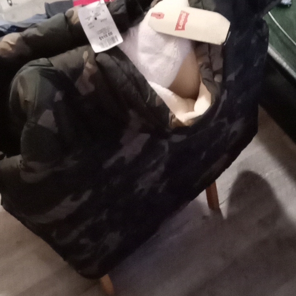 Brand new Levi's winter jacket it's a L and I need Xl or XXL never been worn - Picture 2 of 3